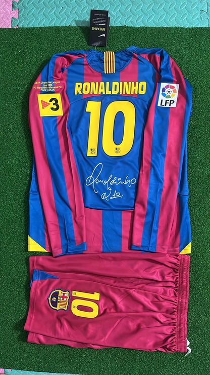 Ronaldinho “Gaucho” #10 Barcelona 2006 Long-Sleeve Retro Football Jersey